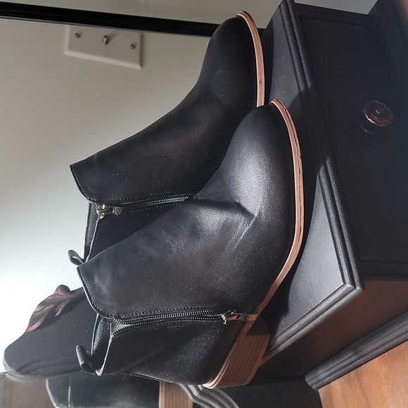 Womes Booties - Picture 2 of 2